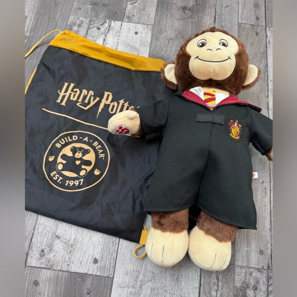 Harry Potter Build A Bear Monkey Gryffindor Quidditch Robe Backpack Wizarding - Picture 1 of 6
